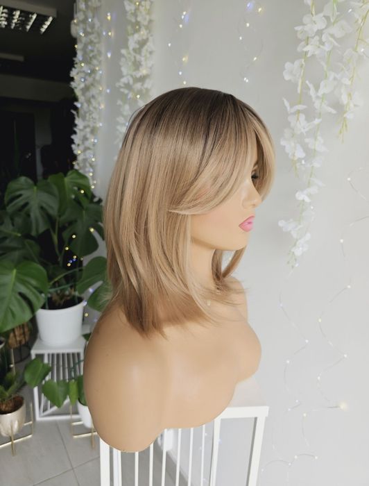 Beżowy blond z odrostem peruka Mia skalp naturalny wygald
