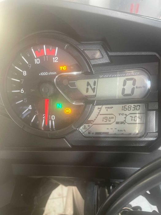 suzuki  V-strom 650 de 2023 com extras malas laterais protecao motor com projetores led tem apenas 1700km como nova