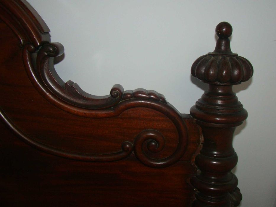 Cama de casal antiga em madeira maciça