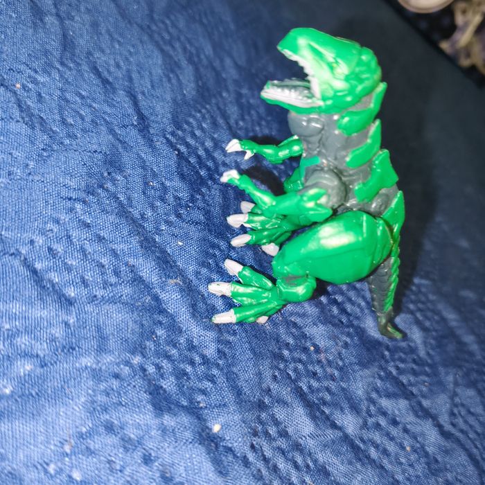 Figurka zielonego dinozaura
