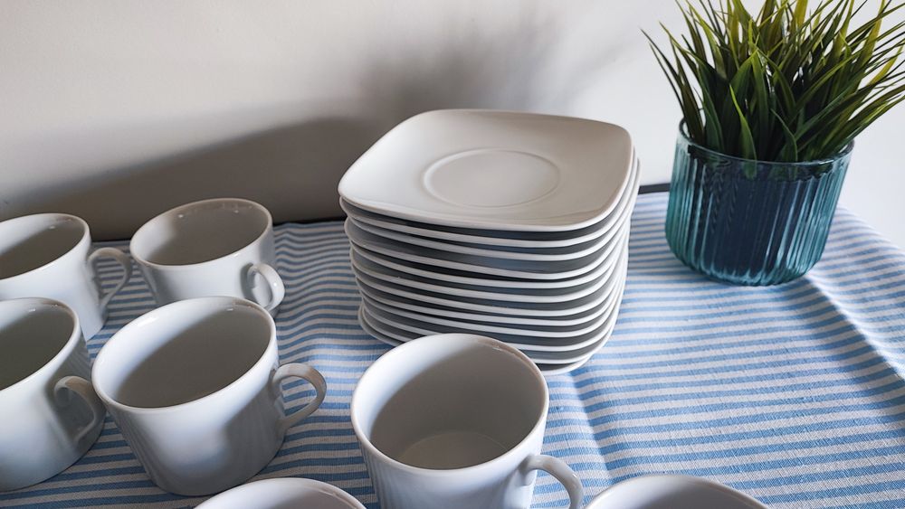 Conjunto lindíssimo de extrema qualidade em branco 10 chávenas e pires