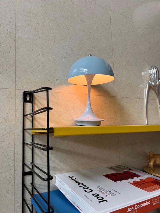 Estante metálica em preto da Tomaso