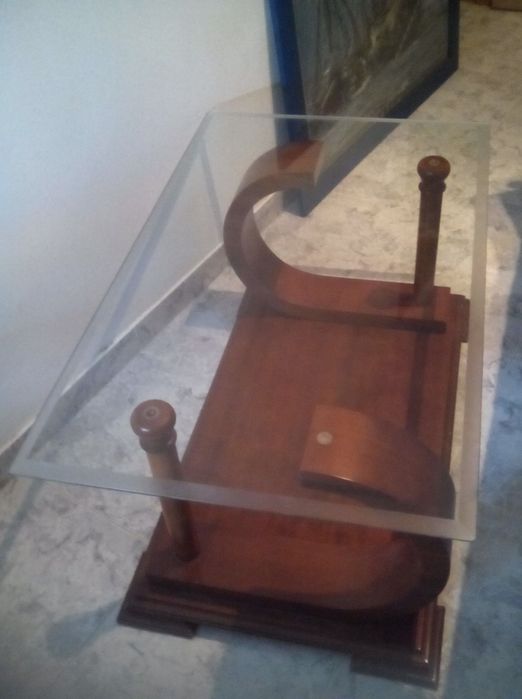 Mesa de centro com tampo em vidro