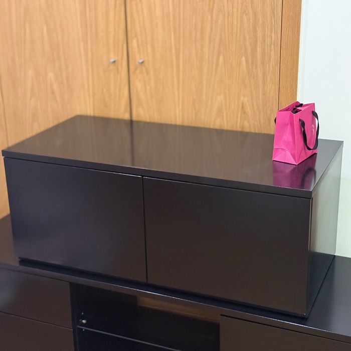 Móvel Tv composto por duas partes com compartimentos e prateleiras