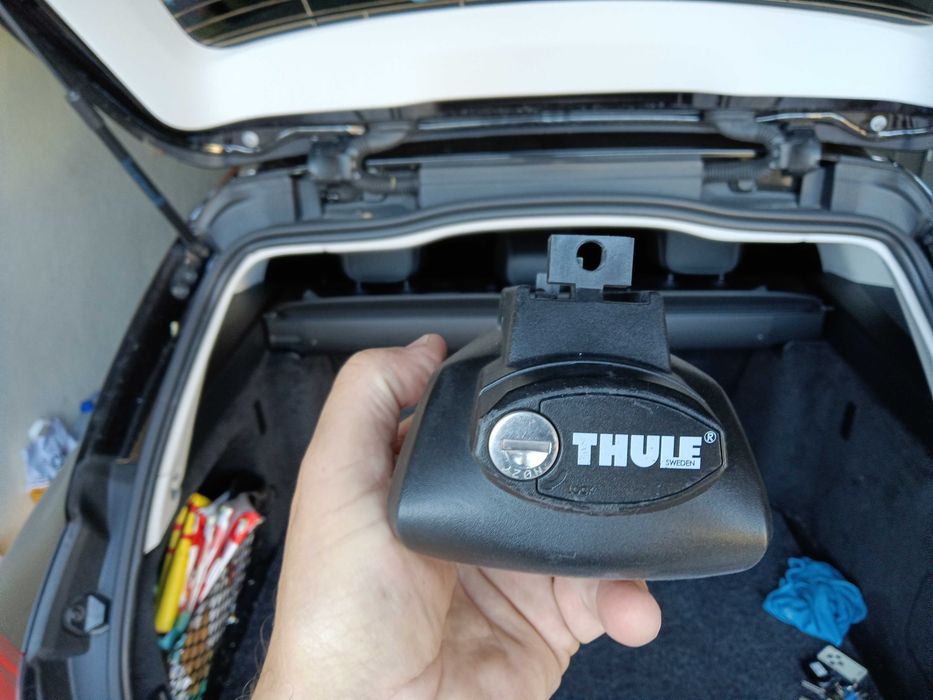 Kit de fixação THULE - Qualquer carro com barras longitudinais abertas