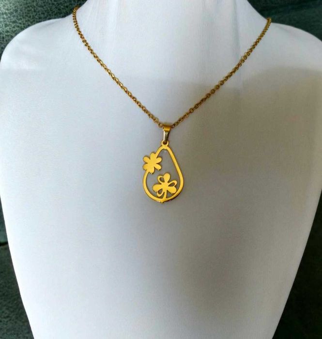 Colar Aço Dourado c/ Flores dentro de Oval NOVO