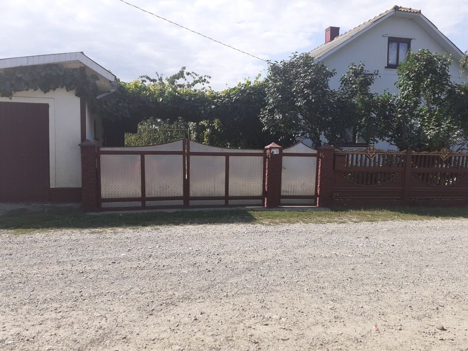 Продам будинок в центрі Неполоківців