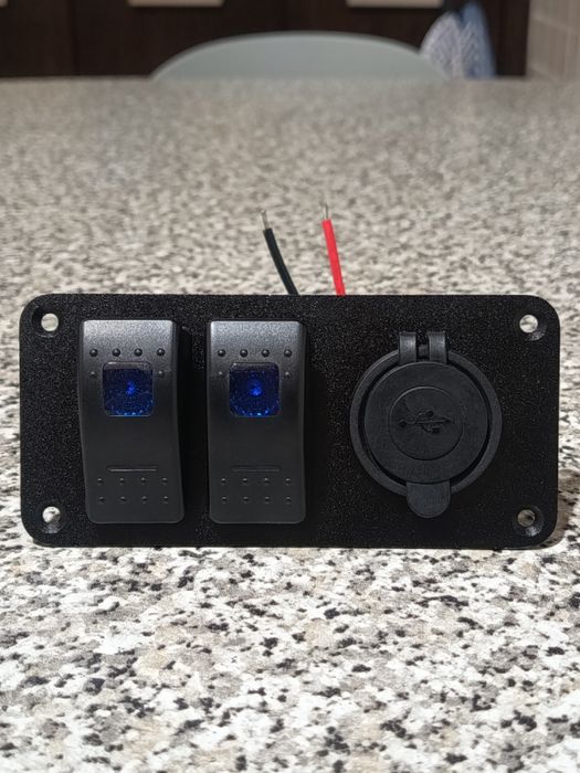 Painel de interruptores com 2 entradas USB