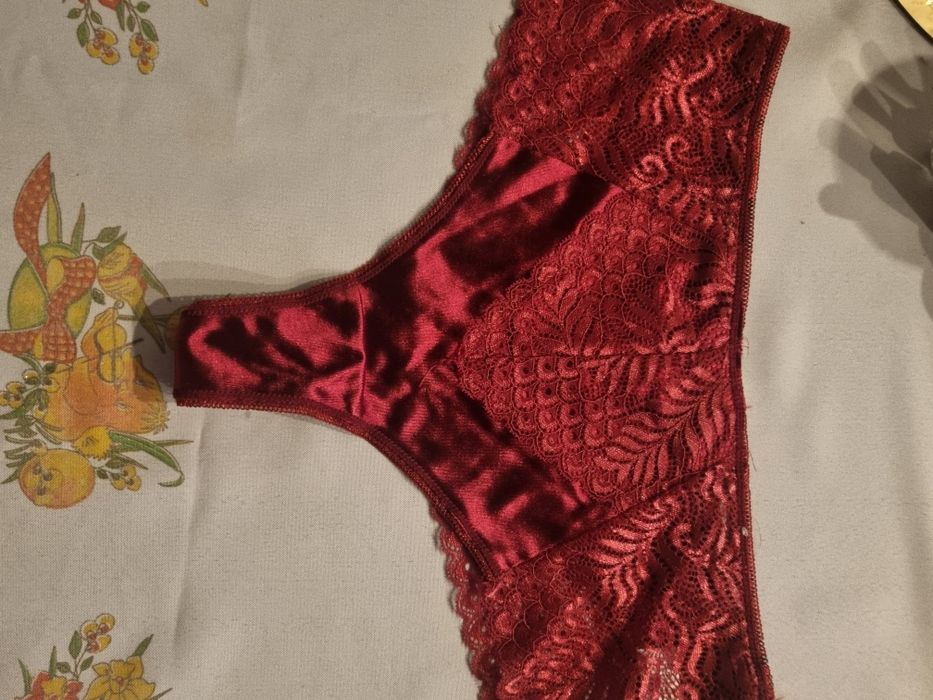 Sexi stringi marki OUNO z ozdobną koronką i satynowym wykończeniem.