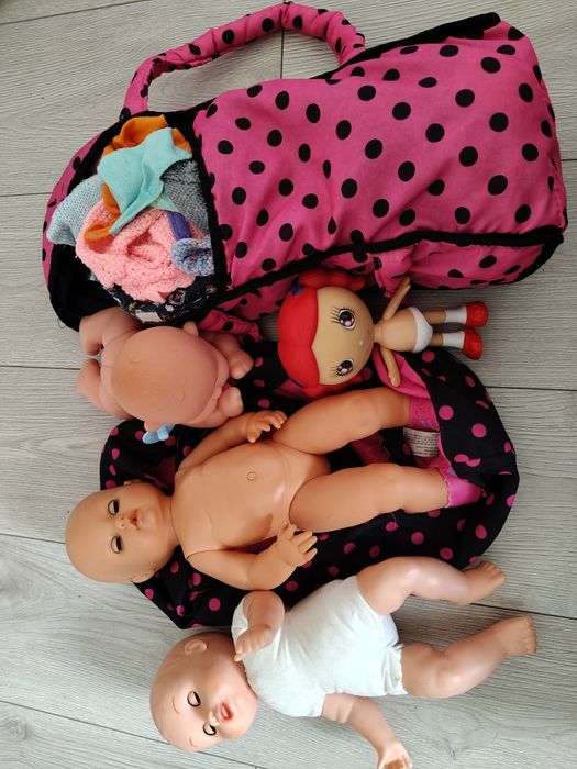 Zestaw lalek z ubrankami