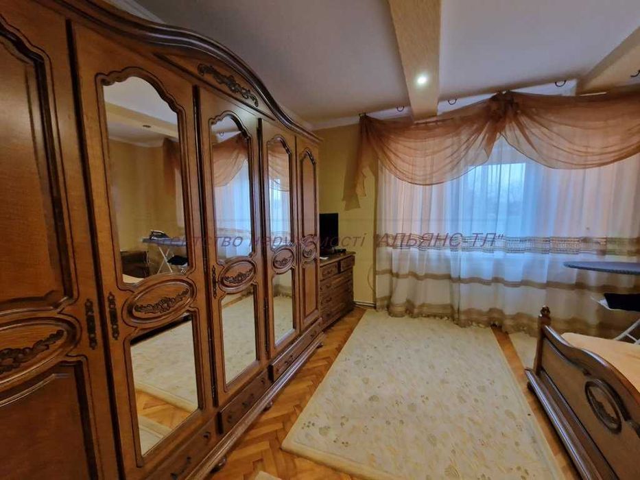 Будинок поряд з Ужгородом