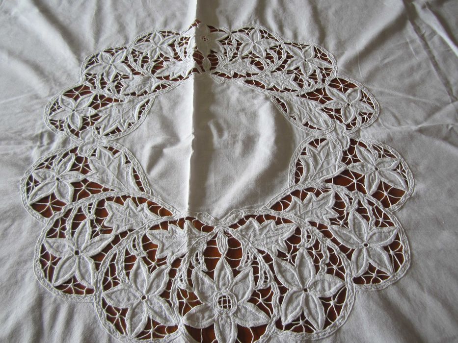 Lindíssima Toalha Antiga Bordada a rechilieux Único