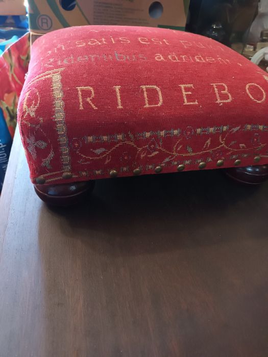 Banqueta pousa pés em bom estado