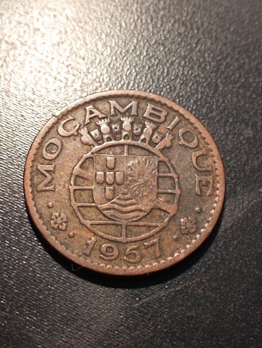 2 moedas de 1 escudo	Moçambique	 - Bronze - 1957 e 1962 - Soberbas