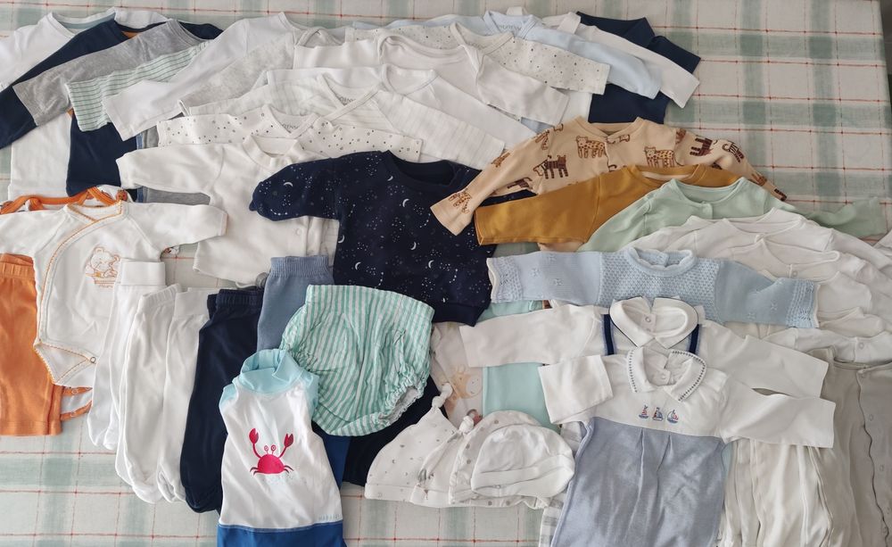 Lote roupa bebé (0-6m) 43peças