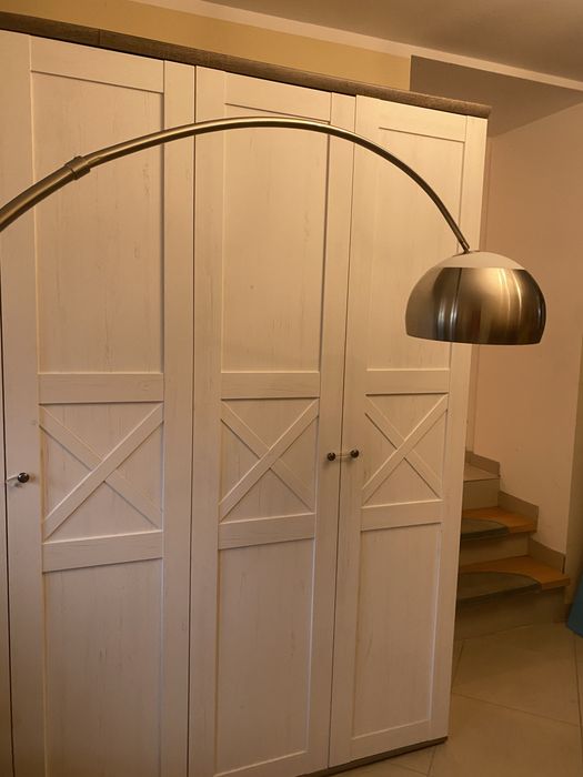 Modna lampa do salonu. Podstawa marmurowa.