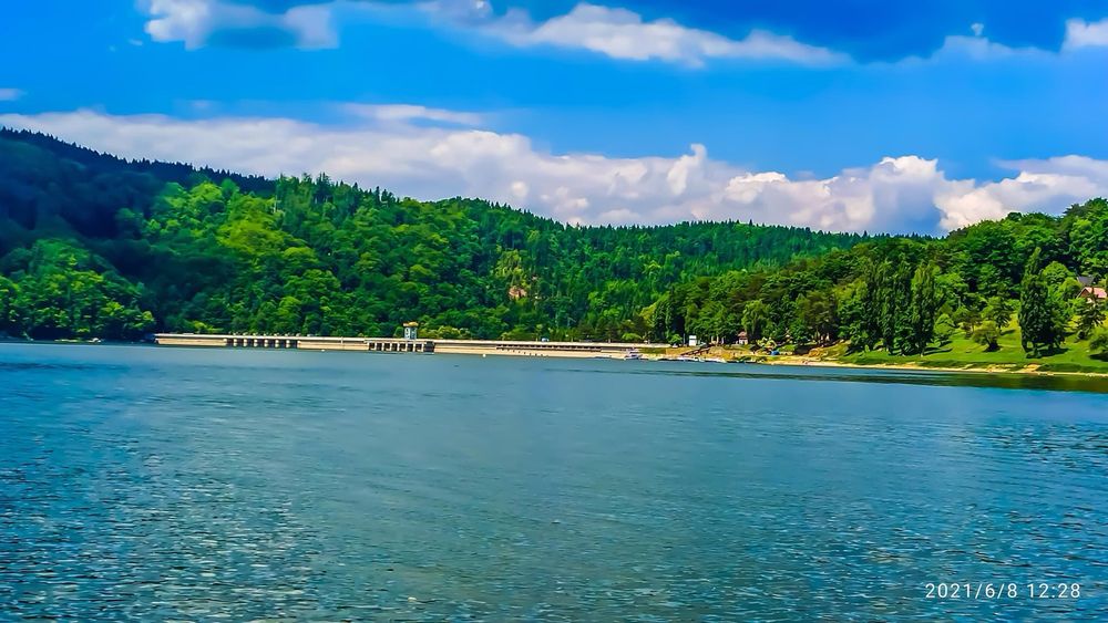 Domek letniskowy nad jeziorem Rożnowskim .