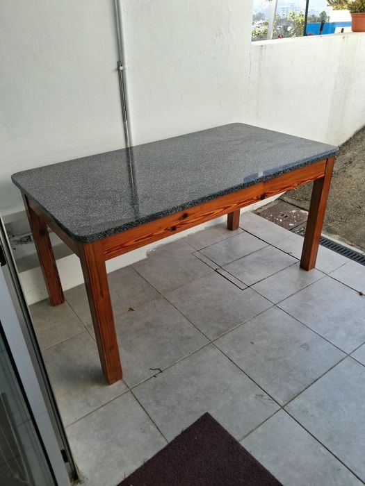 Mesa de cozinha com granito e base em madeira mogno.