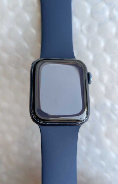 Apple Watch Series 6 40 mm акб 85% рідна з захисним склом