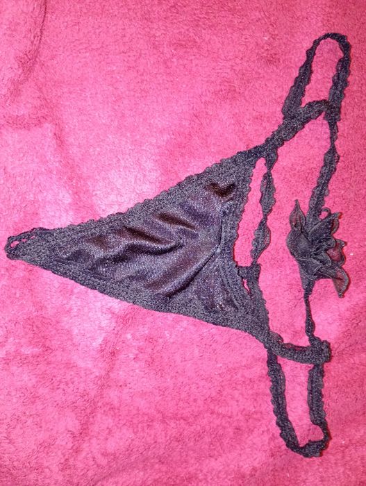 Stringi Lingerie nowe czarne r. S/M z różą z przodu.