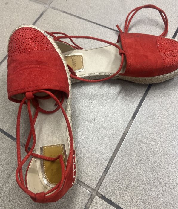 Sprzedam sznurowane sandały