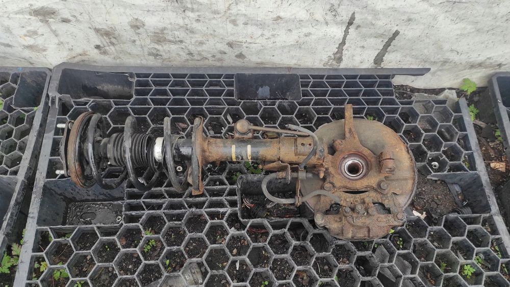 zwrotnica macpherson przedni prawy 1,8 did mitsubishi asx 2010-