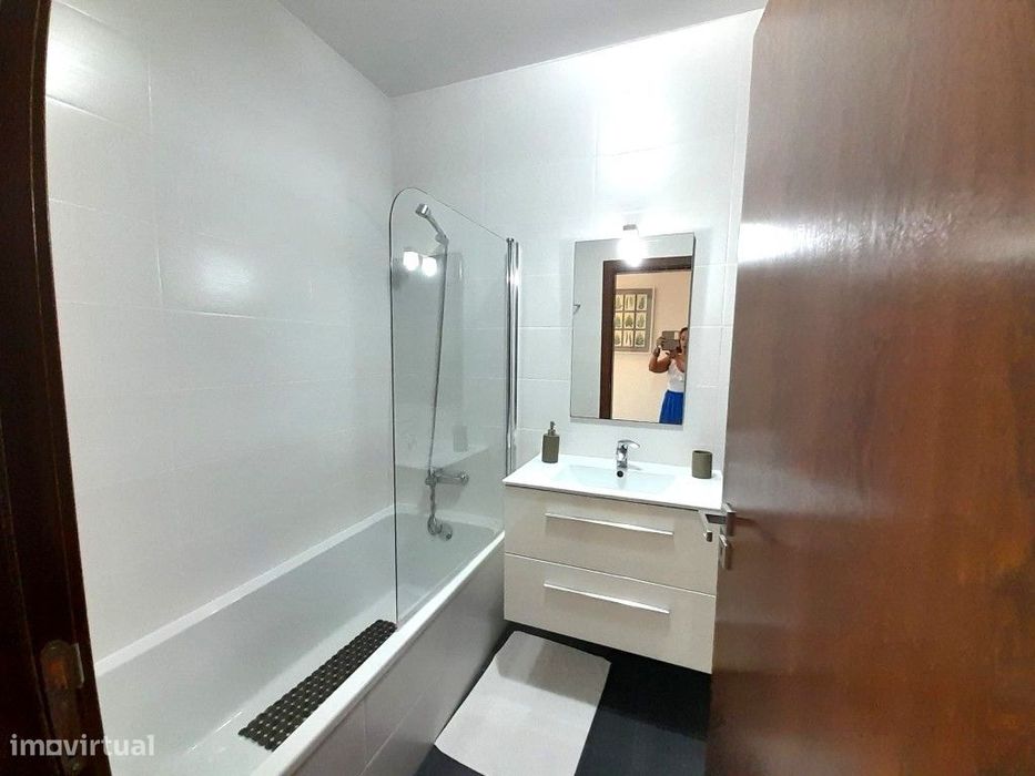 Apartamento T2 para arrendar ao ano, condomínio com piscina e lugar...