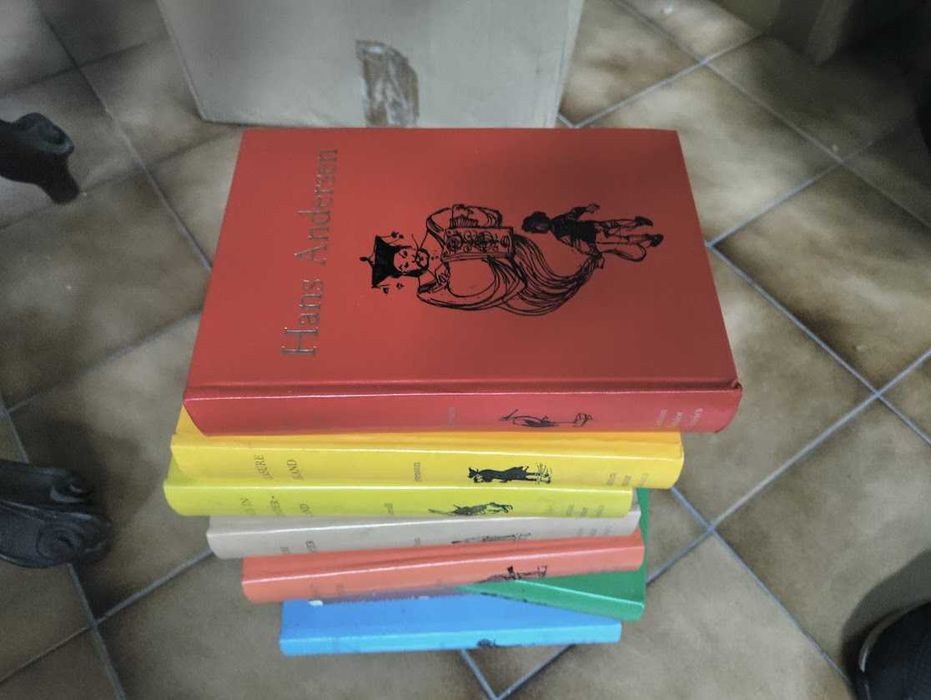Sete livros de capa dura, publicados pela Junior Caxton Classics