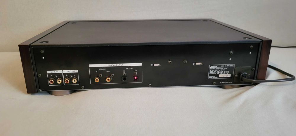 Magnetofon cyfrowy Sony DTC-59ES DAT (drewniane boczki) +pilot zamiennik