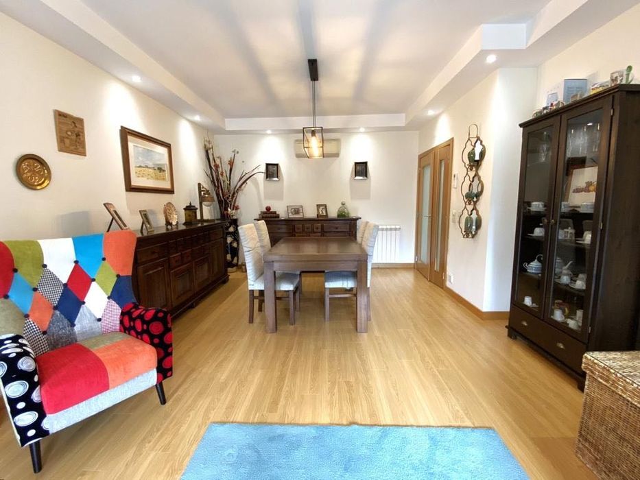 Qualidade | Mesa + 4 Cadeiras Estofadas em  Madeira Maciça