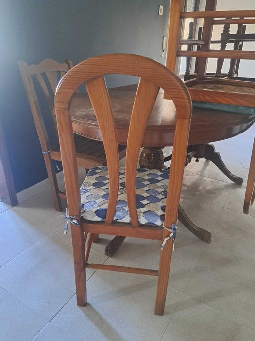 Mesa extensível em madeira e cadeiras