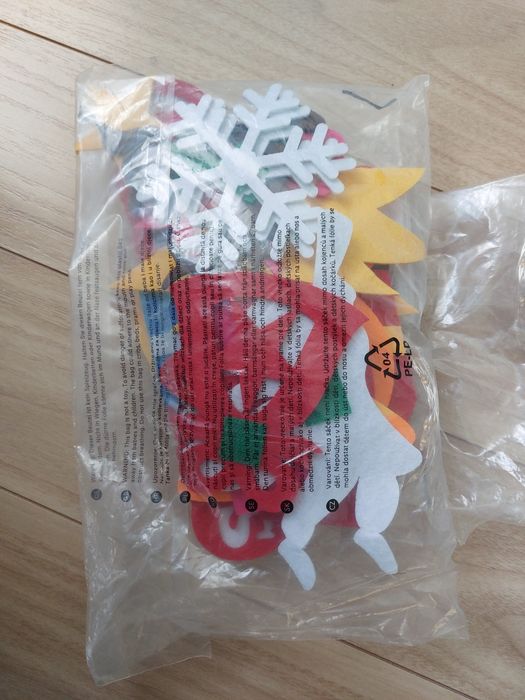 Filcowa choinka z ozdobami i łańcuchem LED