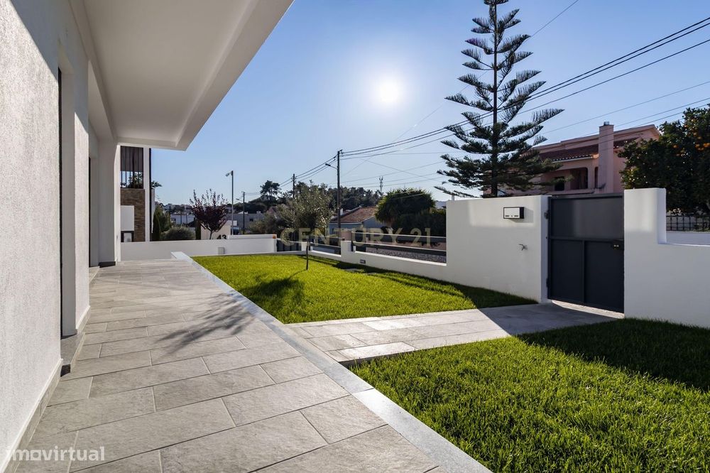 Moradia Nova T4 com piscina e garagem - Sobreda - Charneca de Caparica