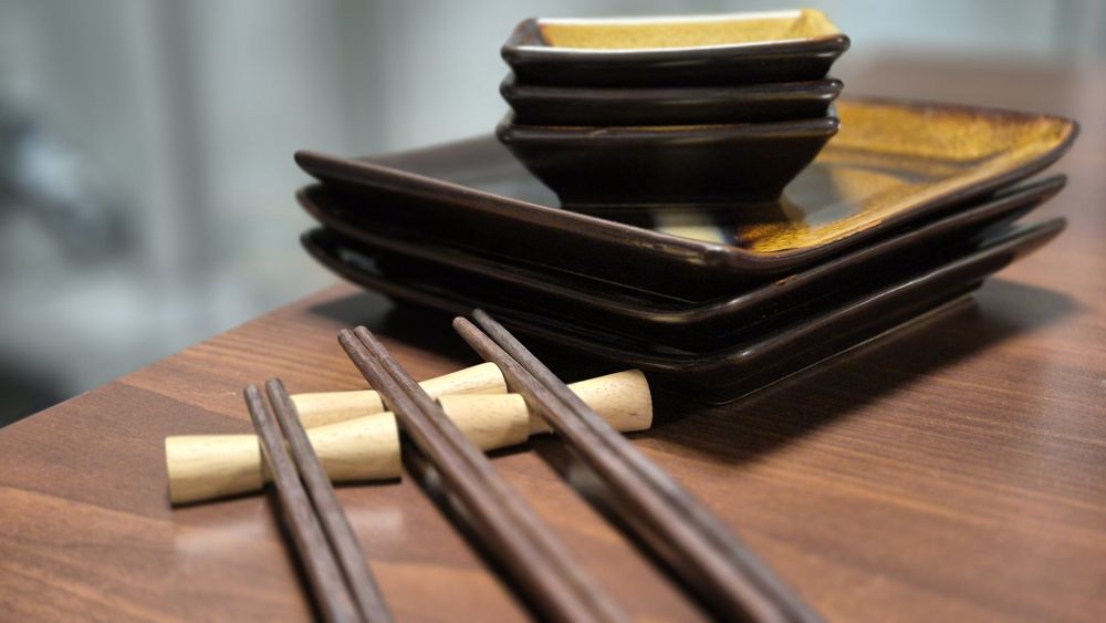 Zestaw trzech elementów – talerzyk do sushi,  na sosy i pałeczki