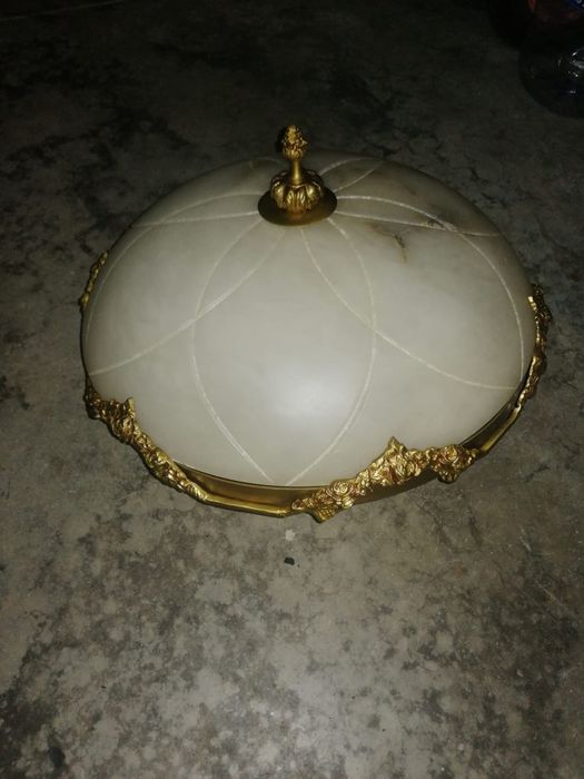 Candeeiro de pedra com dourado