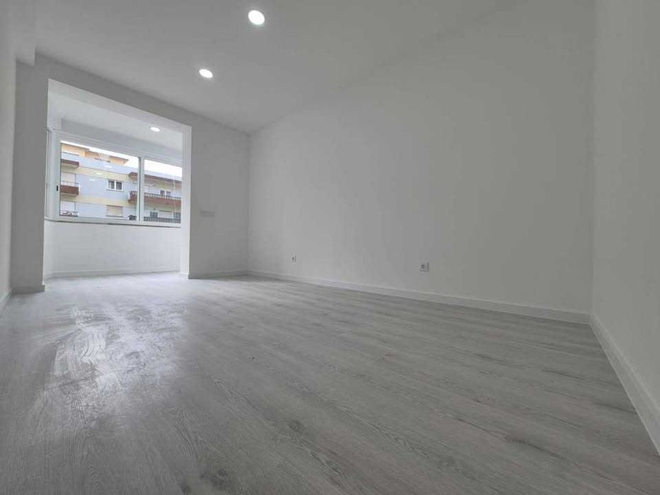 T2 Remodelado no Laranjeiro – Pronto a Habitar