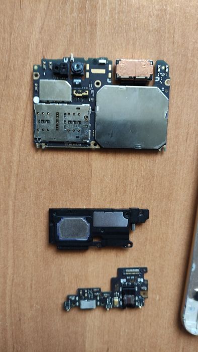 Продам рабочую материнскую плату и до.детали к смартфонy Xiaomi Mi  A1