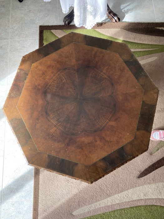 Mesa de centro trabalhada em nogueira