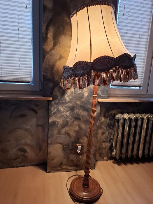 Stylowa lampa stojąca z duszą
Stylowa lampa stojąca z duszą