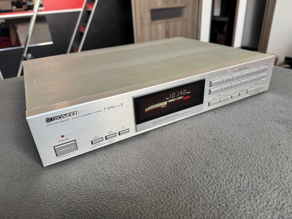 Cyfrowy tuner radiowy Pioneer F-656 mk2 kolor srebrny
