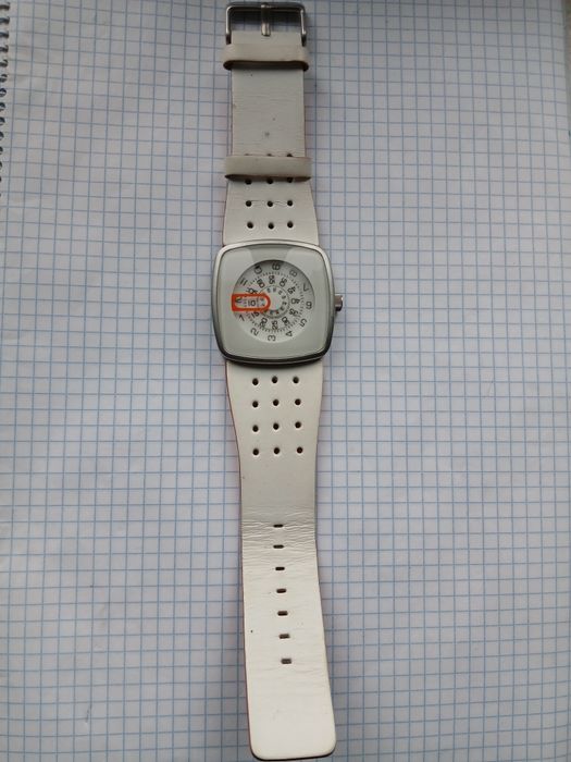 Електронные часы Next