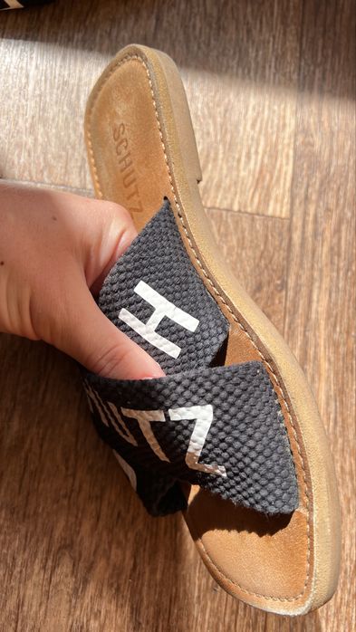 Шльопанці schutz