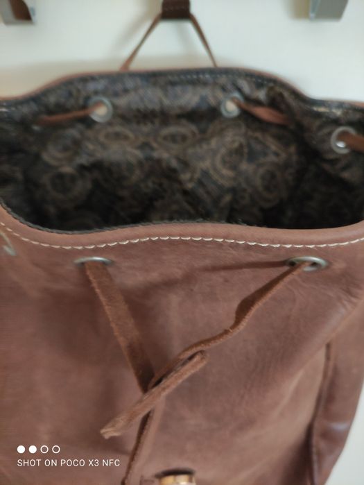 Mochila castanha em pele + Botas pretas