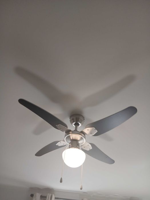 Ventoinha de tecto com lampada