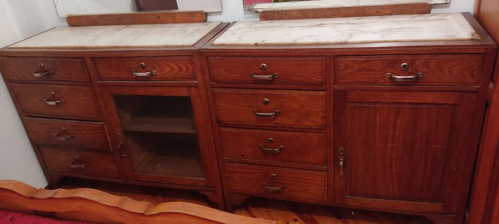 Móveis antigos com mármore