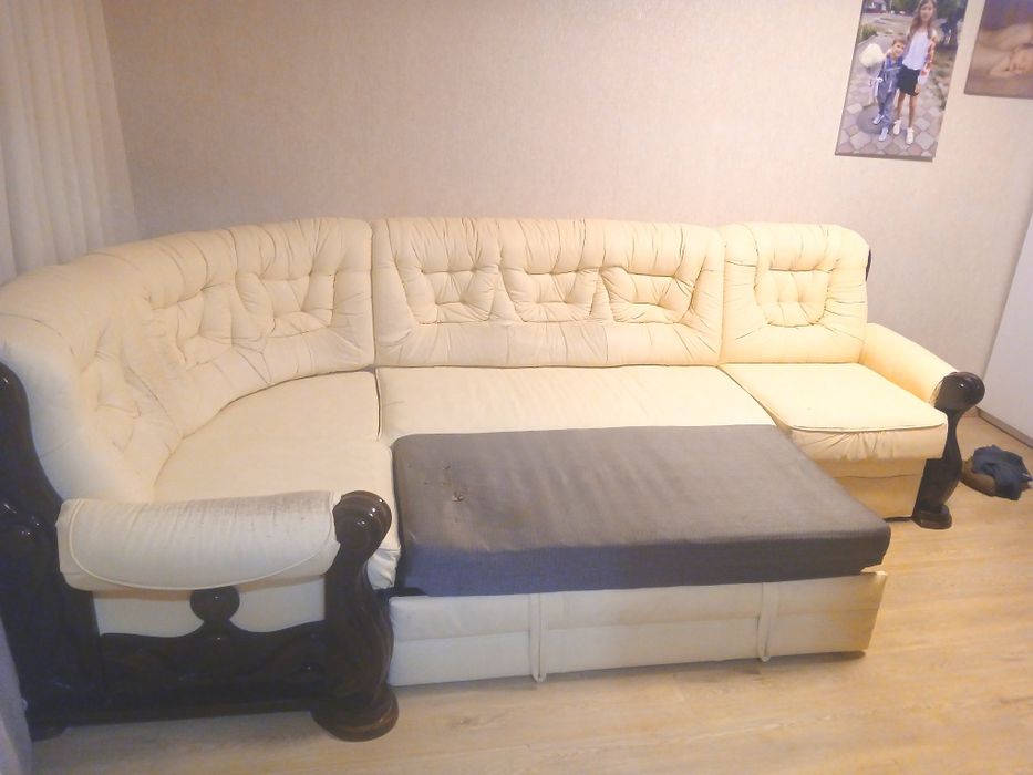 Продам шкіряний(еко) кутовий диван з кріслом.