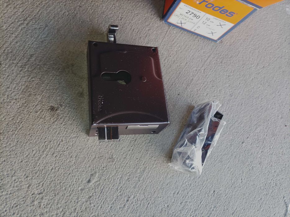 Fechadura sobrepor da RODES nova abertura da porta para a direita de fora para dentro