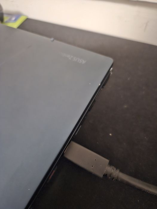 Asus Zenbook 14" I7-1360p 16GB