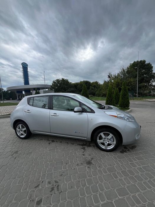 Nissan leaf з підігрівом і сонячною панелью