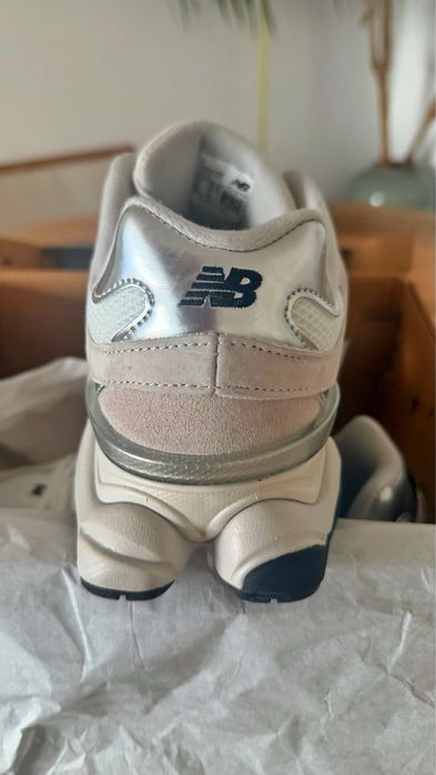 NOVOS New Balance 9060 U9060JRB | EU 42 | 100% Originais | Caixa Incluída